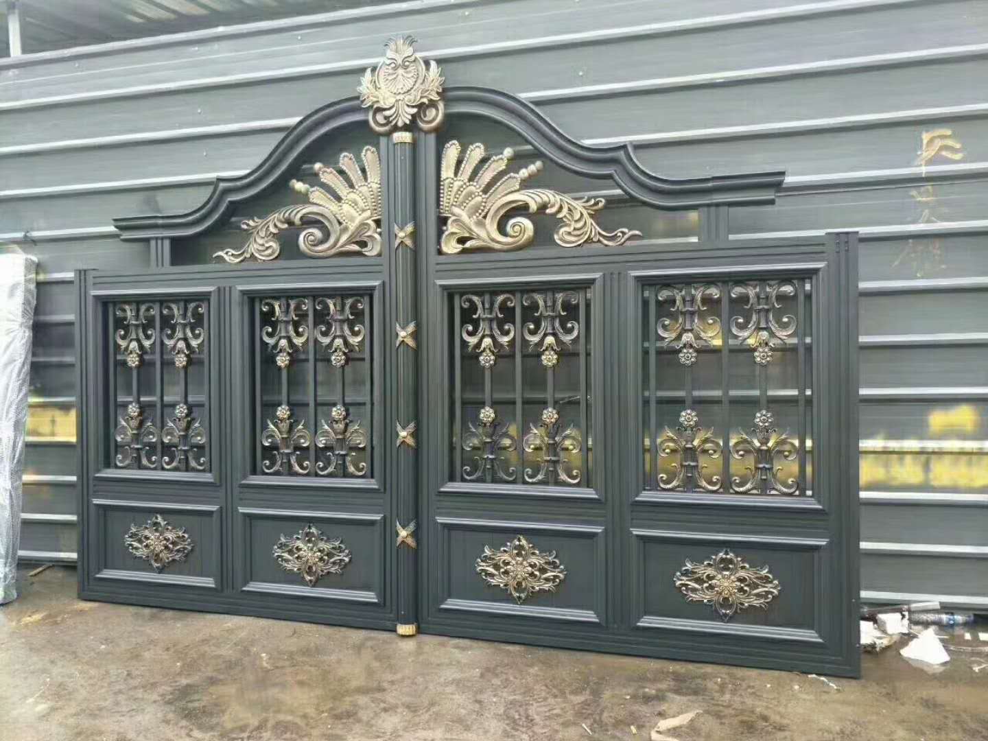 快來看一看這里有別墅鋁藝大門價格高低的區(qū)分