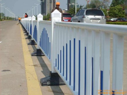 道路護(hù)欄怎么賣(mài)的？多少錢(qián)？